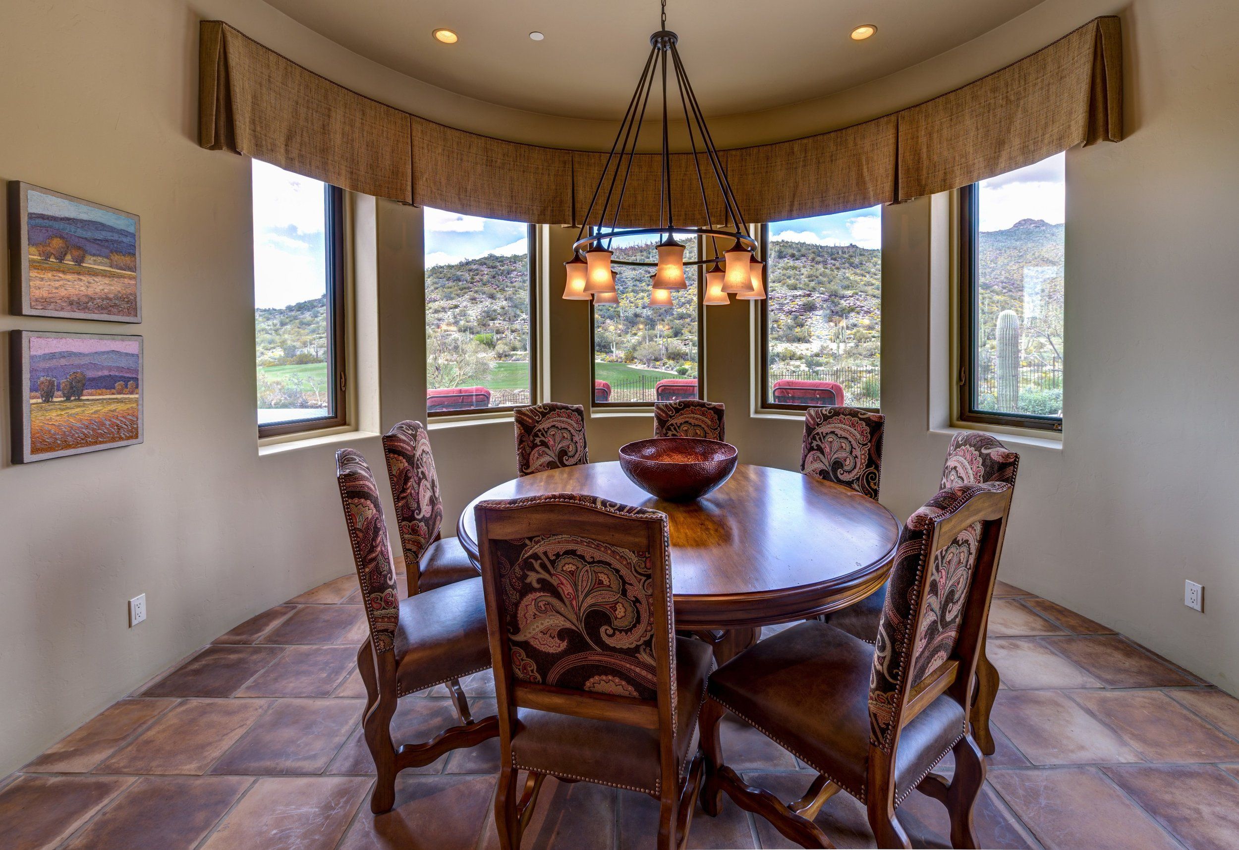 Breakfast nook in a window bay with a round table and mountain views