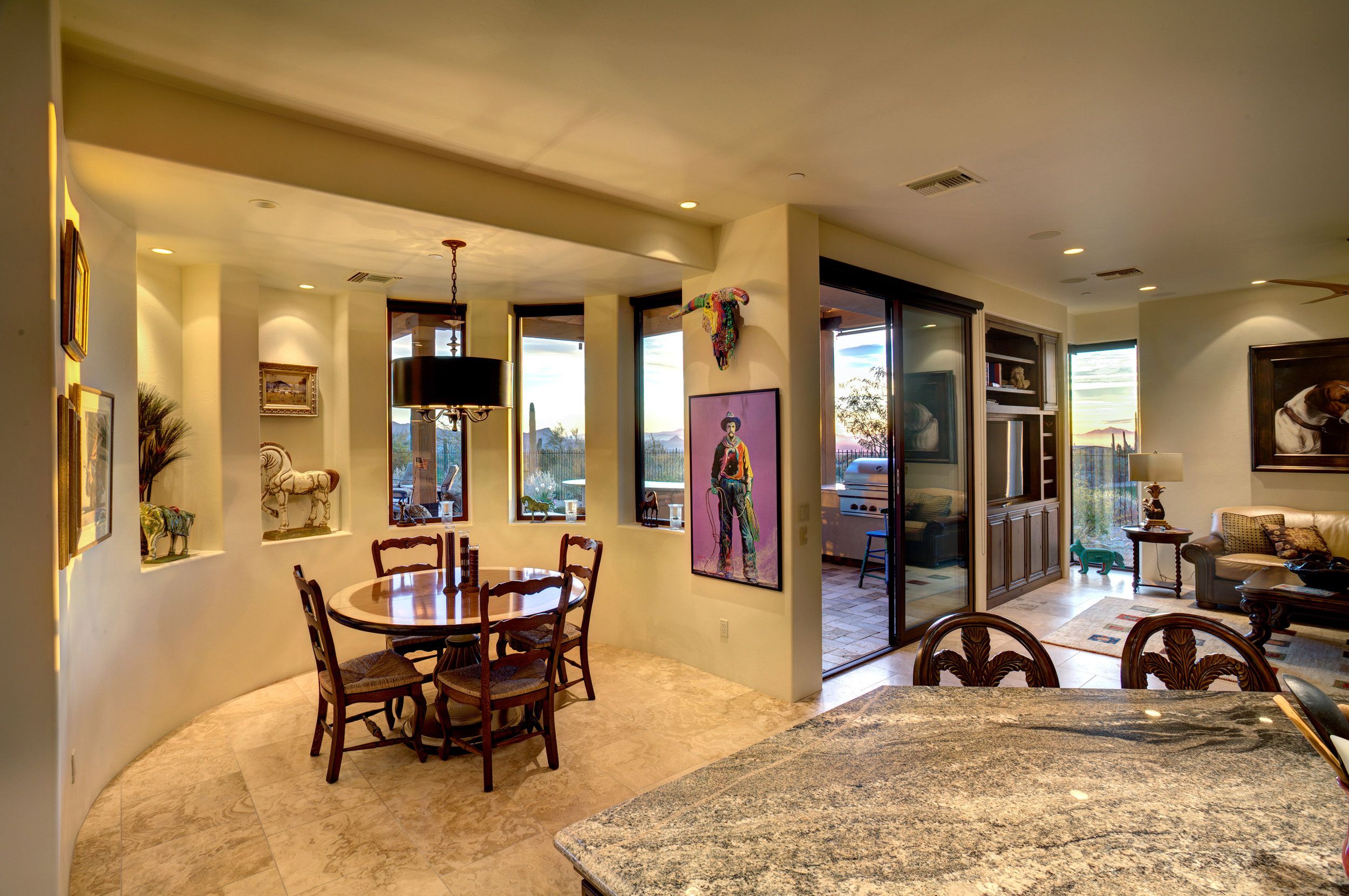 Breakfast area beside the kitchen with a round table and windows to the desert